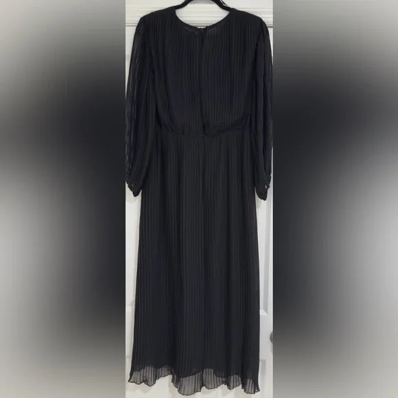 PLEATED BLACK MIDI DRESS - Picture 3 of 3